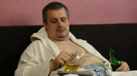 Drunk man asleep with a beer in the hands of Vidéo 12455416