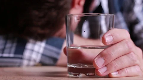 Drunk man lying with a glass of gin Vídeo Stock 82522712
