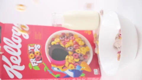 Dry breakfast Kelloggs froot loops in a bowl with milk. Multi-colored rings for Vídeo Stock 193506069