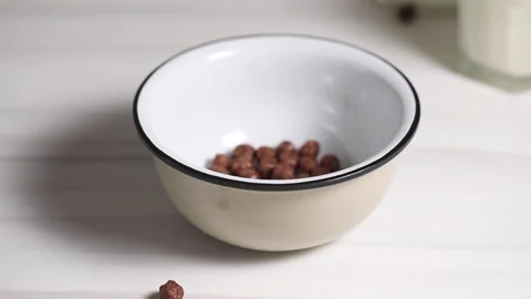 Dry breakfast round chocolate flakes pour into the plate. Vidéo 155771852