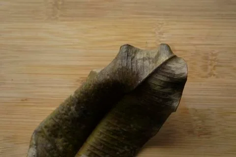 Dry brown Leaf isolated on rustic wooden background. Climate change concept Foto stock