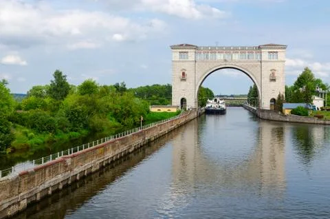 Dry cargo ship in navigation lock of Uglich hydroelectric power Stock-Fotos