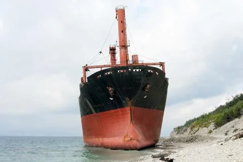 Dry cargo ship ran aground near the shore. 스톡 사진