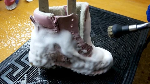 Dry cleaning shoes when using steam 库存影片 123685898