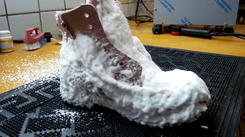 Dry cleaning shoes when using steam 库存影片 123686703