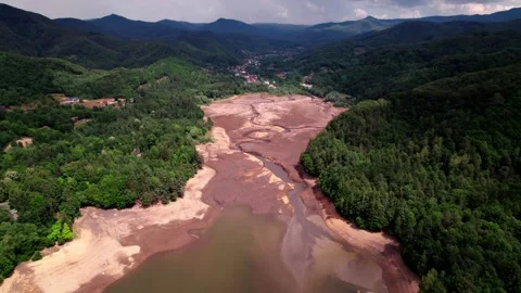 Dry dam in the summer Видео 201048146