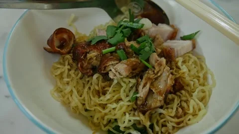 Dry Egg Noodles with Roasted Duck and Crispy Pork Belly 库存影片 340943156