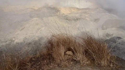 Dry grass swaying in wind on the cliff with clouds Annapurna basecamp, Nepal. 스톡 동영상 72363977