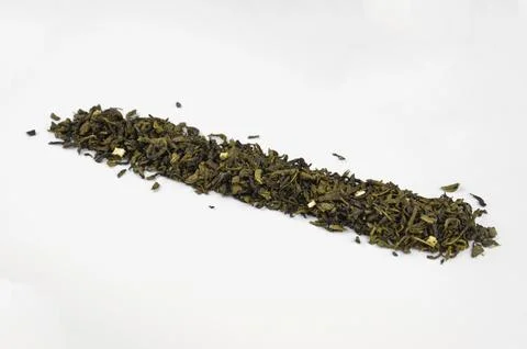Dry green leaf tea aligned pile (line), closeup (macro) isolated, top view Stock-Fotos