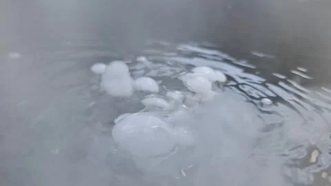 Dry Ice Sublimation Experiment in Water 스톡 동영상 330990624