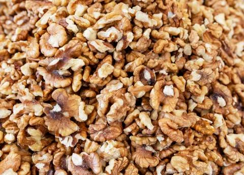 Dry kernels of walnuts. Close-up texture of heap of unshelled walnuts. Foto stock