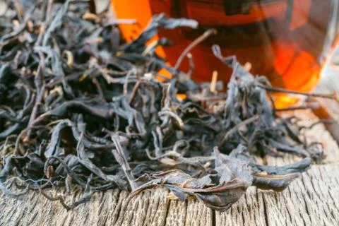Dry leaf of chenesse tea and glass cup Foto stock