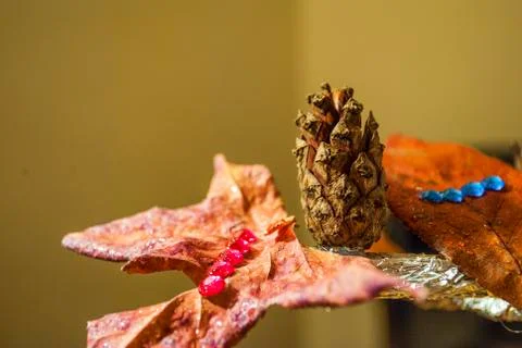 Dry pine cone and multi color leaves christmas tree natural decoration closeup. Foto stock