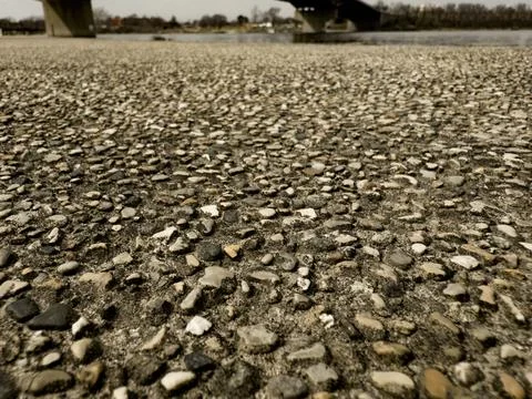 Dry Riverbed Pebble Texture Background With Shallow Depth of Field Foto stock