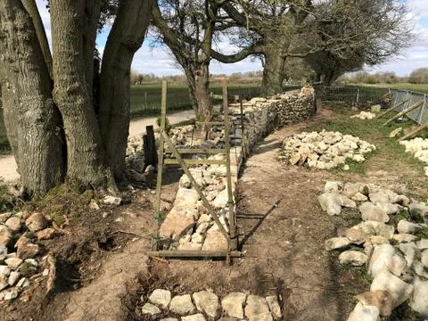 Dry Stone Wall being constructed with wooden frame v3 Foto stock