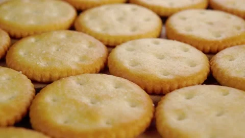 Dry tasty crispy crackers. Thin round cookies. Macro Vidéo 165594575