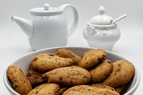 Dry tea biscuits with teapot and sugar bowl Foto stock
