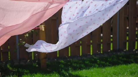 Drying bed sheets outdoor which develops in the wind in summer time. Vidéo 274512014