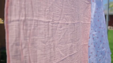 Drying bed sheets outdoor which develops in the wind in summer time. Close up Vidéo 274665372