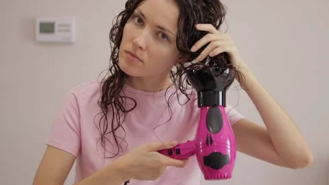Drying curly hair type 2b and 2c with a diffuser hair dryer. Cgm method. Stock Footage 201801188