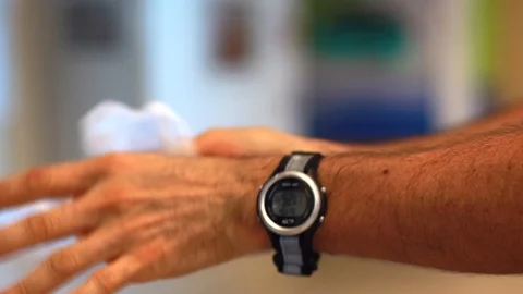 DRYING HANDS 動画素材 128268999