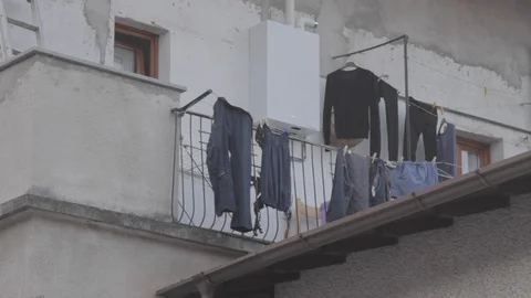 Drying laundry at the balcony at lake Como Video stock 127822574