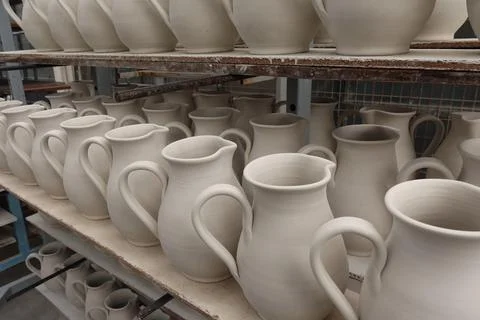 Drying pottery ceramic pitchers Stock-Fotos