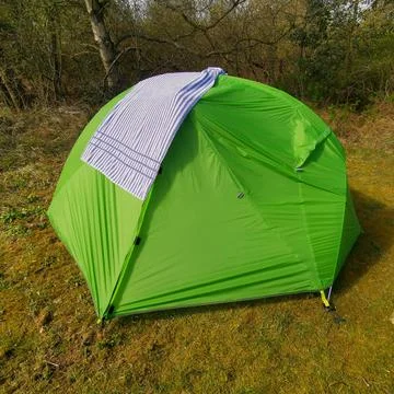 Drying a towel on a tent while camping, drying clothes Foto stock
