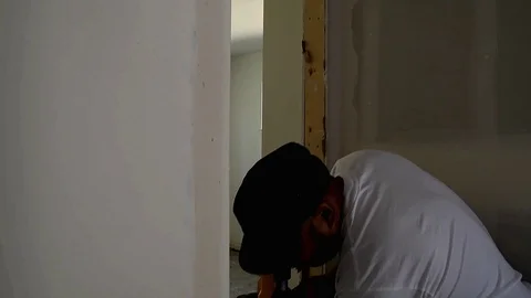Drywall setting up work light Видео 108230832
