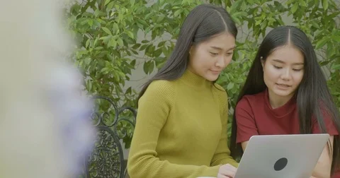 DS Two young creative women working on laptop in the garden Vídeo Stock 79431660