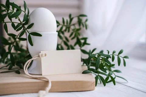 DSCF3236 Easter breakfast decor and blank white card for text. Mockup tag. E Foto stock