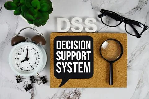 DSS - Decision Support System acronym with alarm clock and magnifying glass.. Foto stock