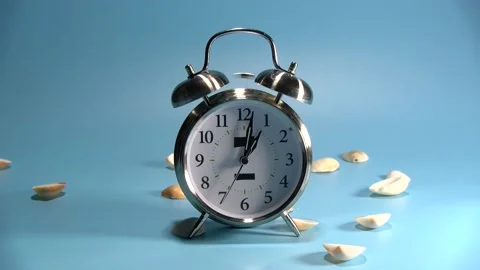 Dual bell alarm clock ringing isolated on blue with seashells falling Stock-Footage 218412521