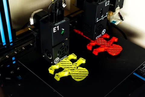 Dual extruder 3d printer which is printing two bicolor model, idex technology Stockfoto's