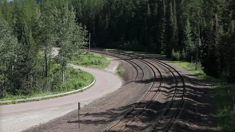Dual freight engine approaches from around bend Video stock 90500810