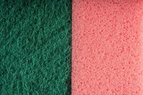 Dual Texture Kitchen Sponge Close-up: Green Scrubber and Pink Foam Foto stock