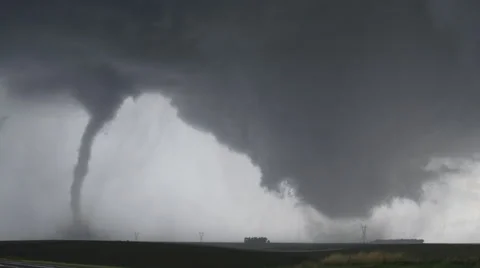 Dual tornadoes sweeping across farmland near Wakefield, Nebraska Vidéo 59334370