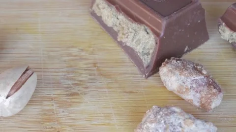 Dubai Chocolate and Dates: A Sweet Culinary Delight Vídeo Stock 334582641