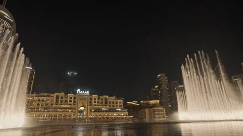 Dubai Fountain jets rise past Emaar towers in UAE Stockbeeldmateriaal 344915341