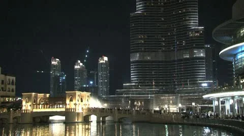 The Dubai Fountain tilt to Burj khalifa Stock Footage