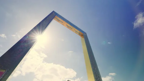 Dubai Frame, Dubai, seen from below Vidéo 220104299
