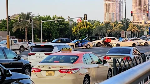 Dubai intersection with diverse vehicles, including taxis and SUVs 스톡 동영상 311766431