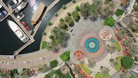 Dubai Marina 2020 - Spiralling top-down view Vídeo Stock 142407161