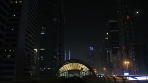 Dubai Metro passes Dusit Thani and Emaar towers in UAE 库存影片 344923383