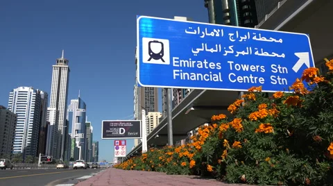 Dubai, traffic sign indicates direction to metro lines Vidéo 49019202