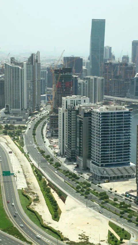 Dubai traffic timelapse, vertical pan over busy highway and city towers 库存影片 340433188