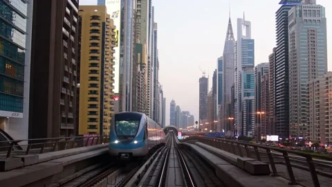 Dubai, UAE - 10th october, 2022: metro arrives to metro stop in city of Dub.. Vídeos de archivo 226459541