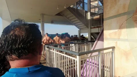 Dubai, UAE - 14th october, 2022: tourist queue stand in line responsibly wa.. Vidéo 227428515