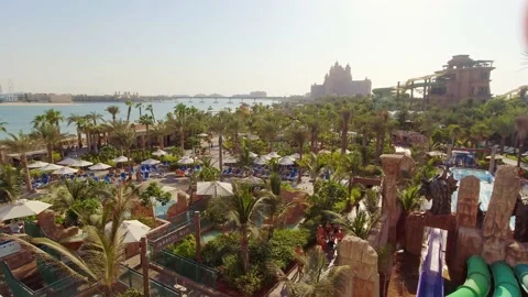 Dubai, UAE - 14th october, 2022: Aqauventure aquapark panorama with palms a.. Vídeos de archivo 229539761