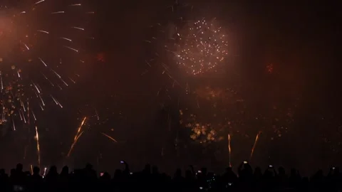 DUBAI, UAE – 2026/09/02: Red and gold fireworks over crowd. 스톡 동영상 339267884